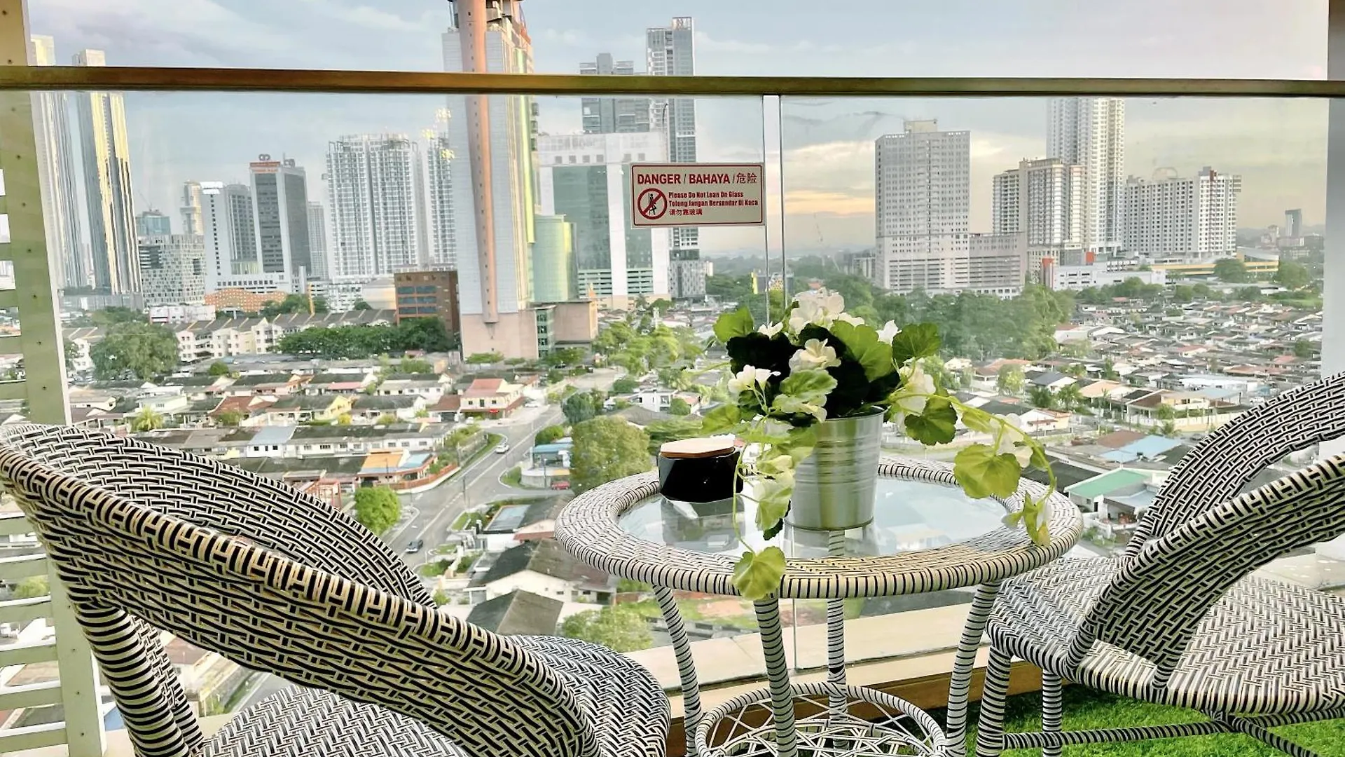 Ksl City Mall 7-10Pax -2Bedroom-Netflix-Smart Tv65Inch Johor Bahru